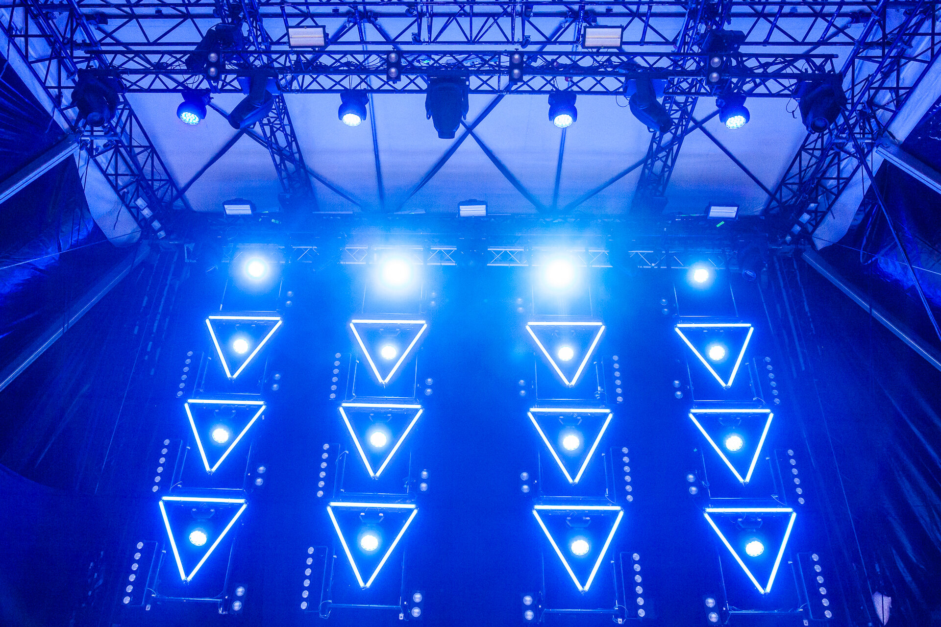 Blaue Bühnenbeleuchtung an Traversen befestigt.
