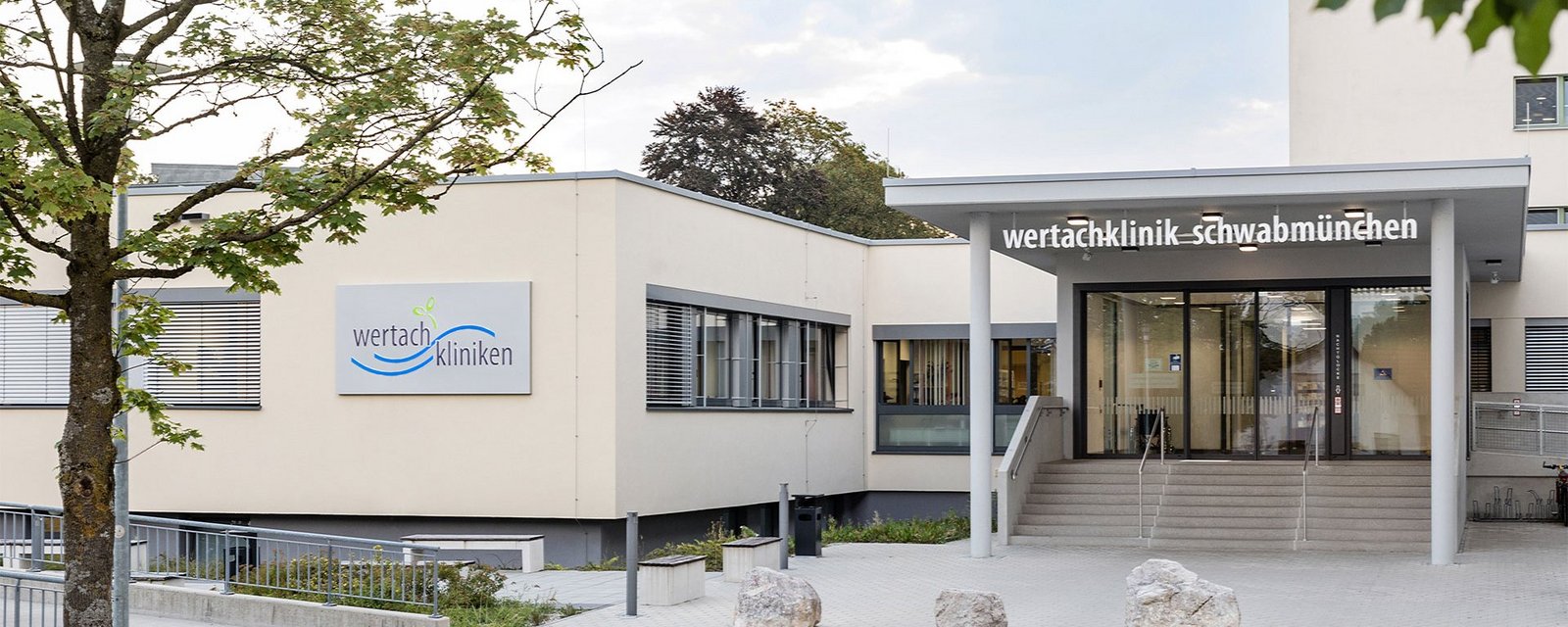 Krankenhausgebäude mit Treppe zum Eingang