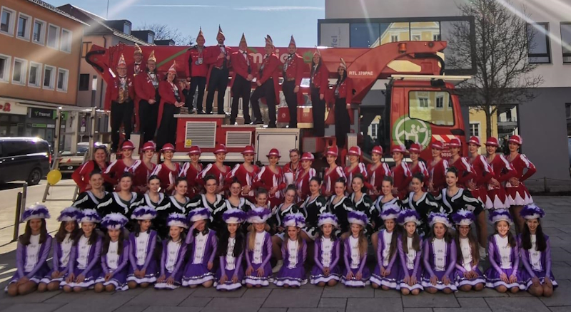 Gruppenfoto von einem Faschingsverein in Garde- und Narrenkostüm